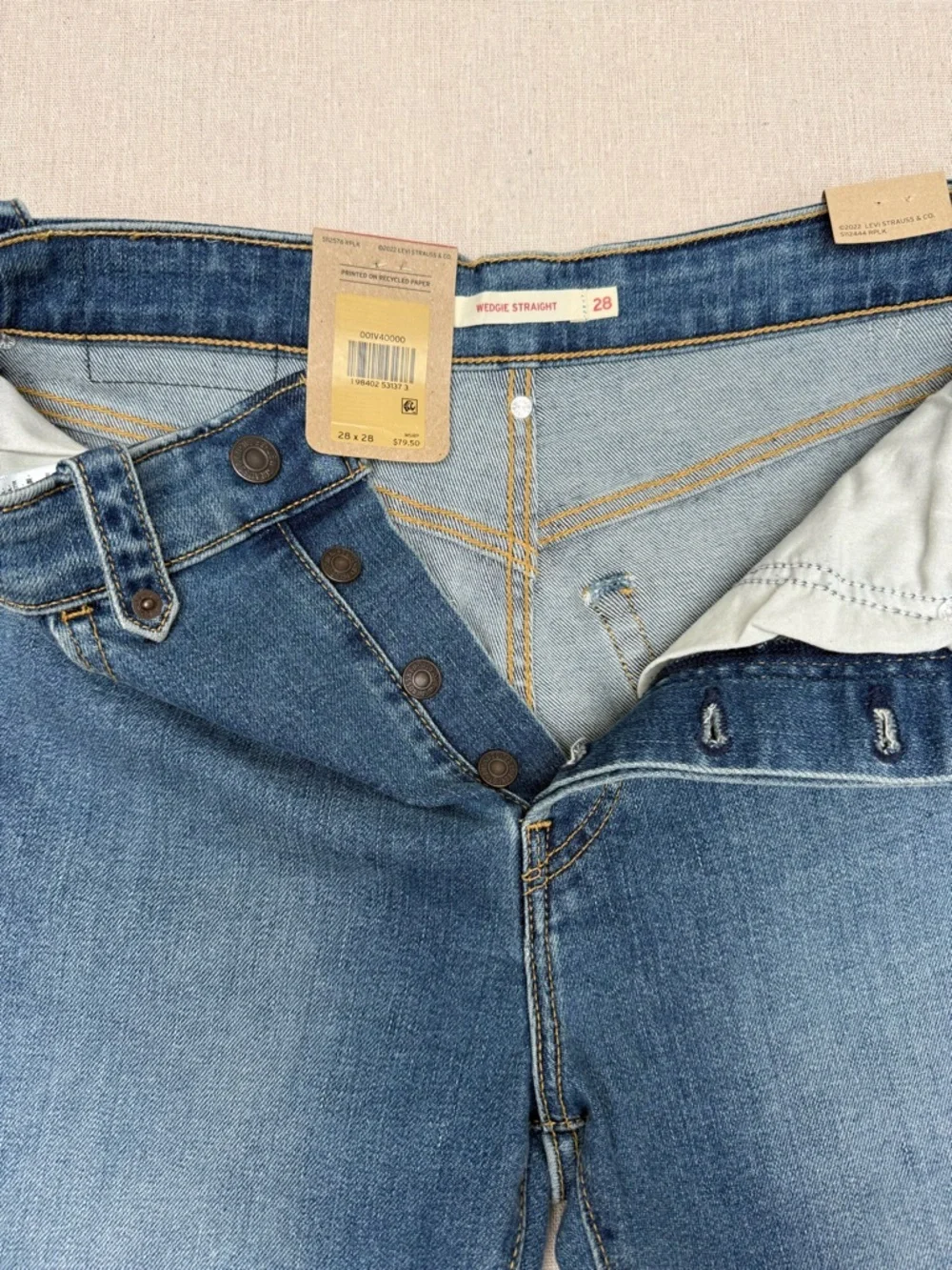 Levis Wedgie Straight
Womens 28
Blue Denim, High Rise, Button Fly Stone Wash - Picture 4 of 9